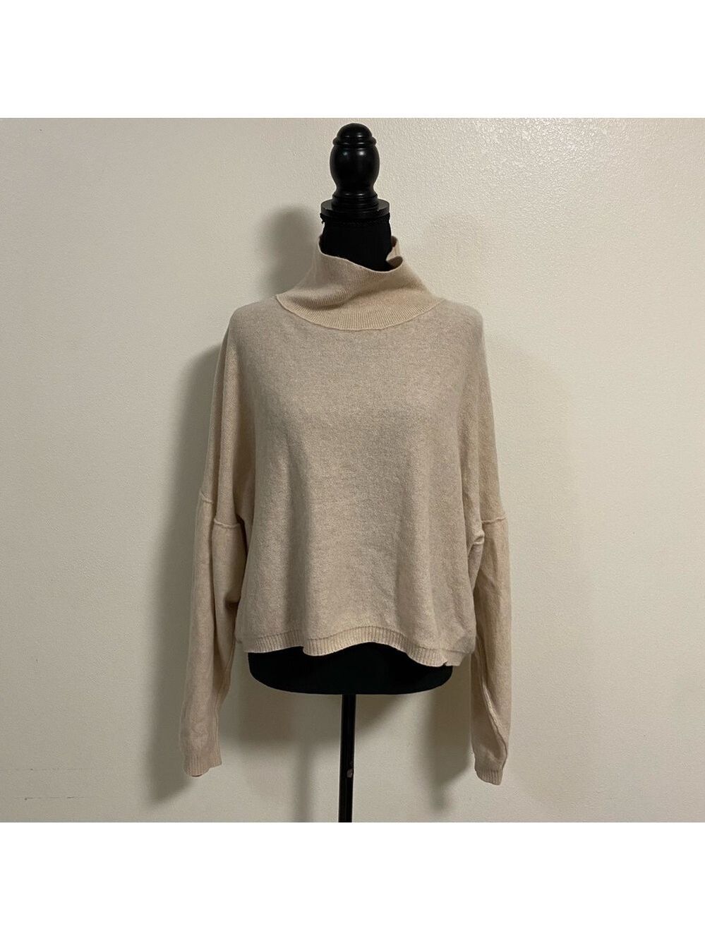 Free People Sweater Women’s Size Large Cream Turtle neck crop Cashmere Sweater